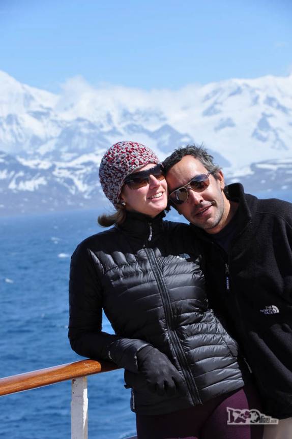 Felizes da vida com o dia de sol e a beleza da paisagem a caminho de St Andrews Bay, na Geórgia do Sul